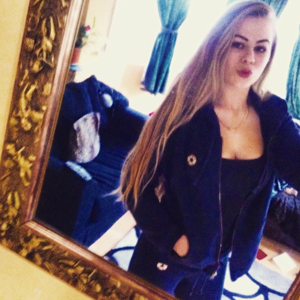 kikiselfe's tweet photo. Valentines day was just a lazy dag or me tbh http://t.co/064iQsblvV