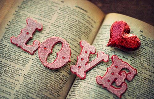 SCAdogear's tweet photo. Let a book be your valentine and get a ballon, a flower and a special bookmark with your purchase. http://t.co/PUbIby6lQl
