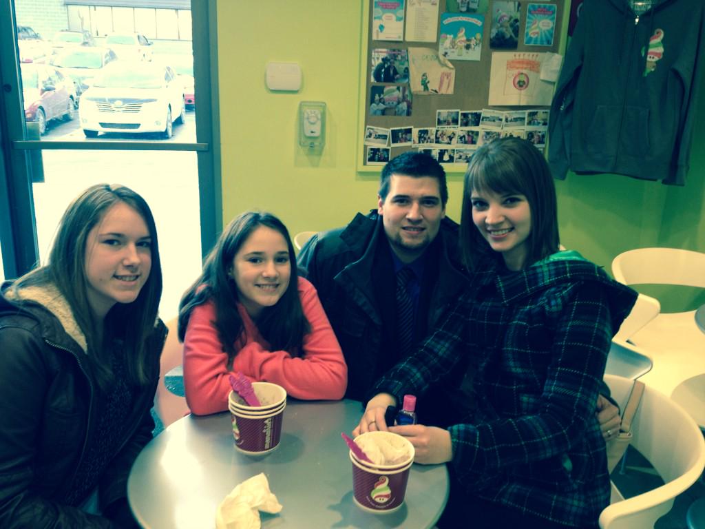 MeganRowsell's tweet photo. Family time at Menchies! #nieces #lightsupwedough http://t.co/Hx5IXJey6i