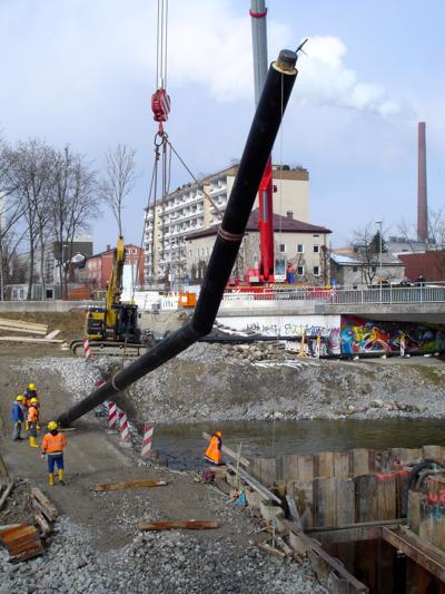 Stadtwerke Rosenheim verlegten am Freitag Fernwärmerohre durch die Mangfall mit Großkran - bit.ly/mangfall-dueke…