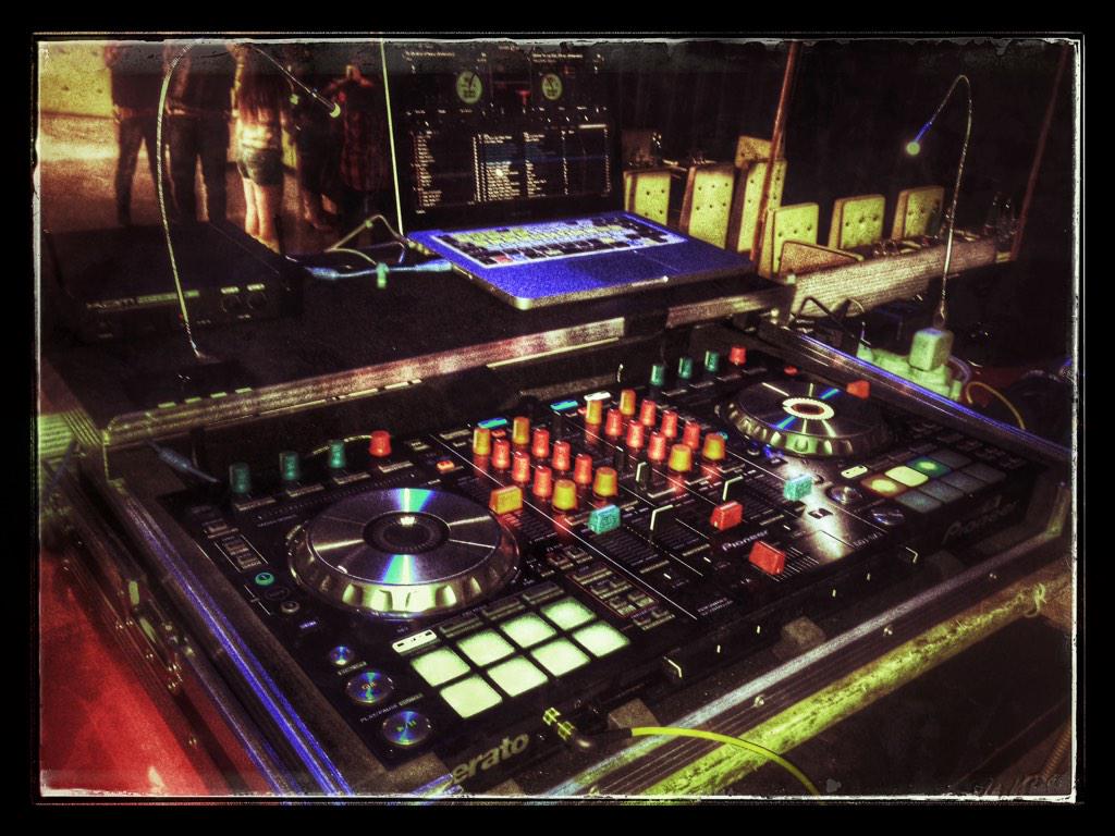 sasadj_com's tweet photo. #venerdisera #venerdi13 #salsa #party #royal #latino #sasadj @PioneerDJglobal  @Serato #dj http://t.co/HTv5Z6jZbH