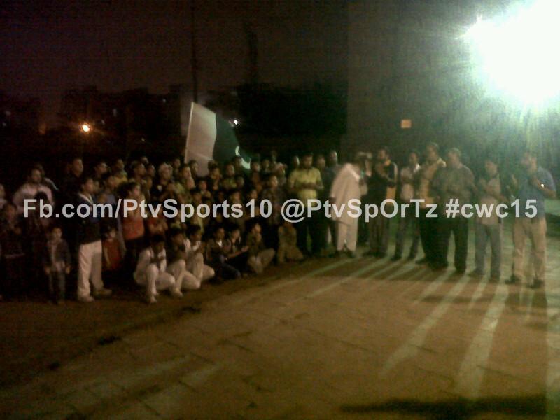 #YaaroSabDuaKaro Cricket fans in Karachi praying for Pakistan team's success in World Cup. #CWC15 #PAKvIND