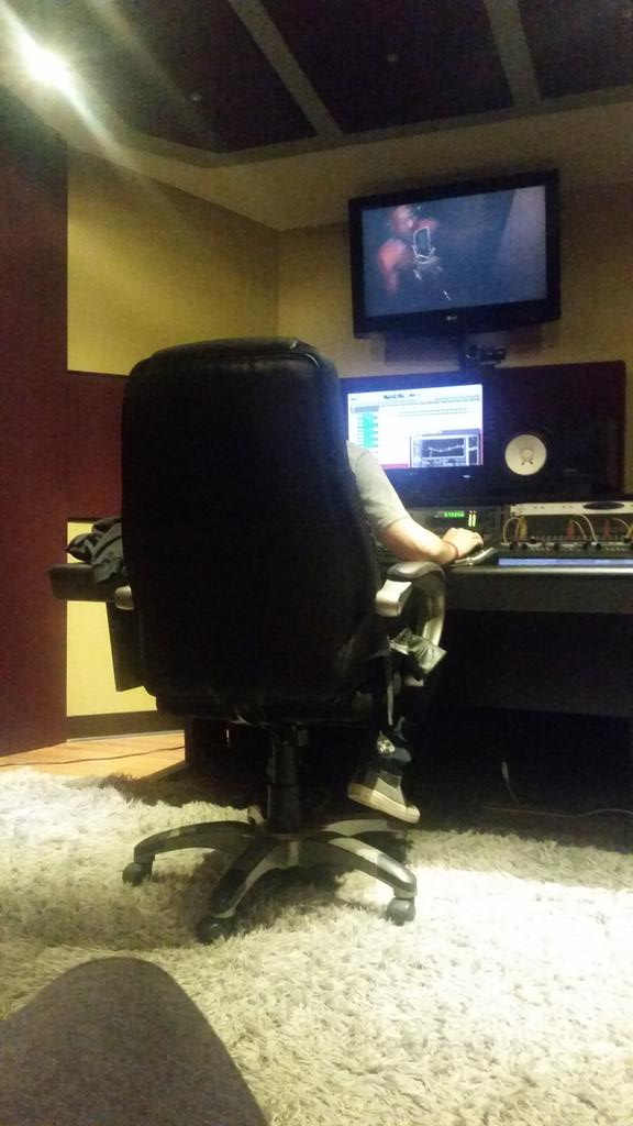 Rosae_x_Red's tweet photo. In the studio back like a never slept...#HoustonFlow http://t.co/RrglFclwO3