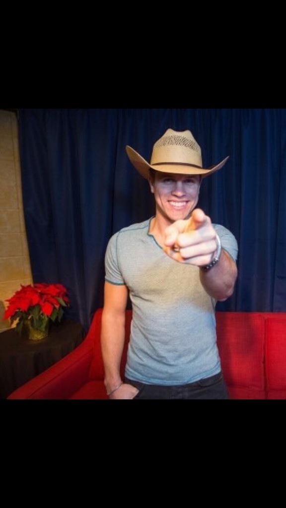 Happy Valentine's Day <a href="/dustinlynch/">Dustin Lynch</a> fans!