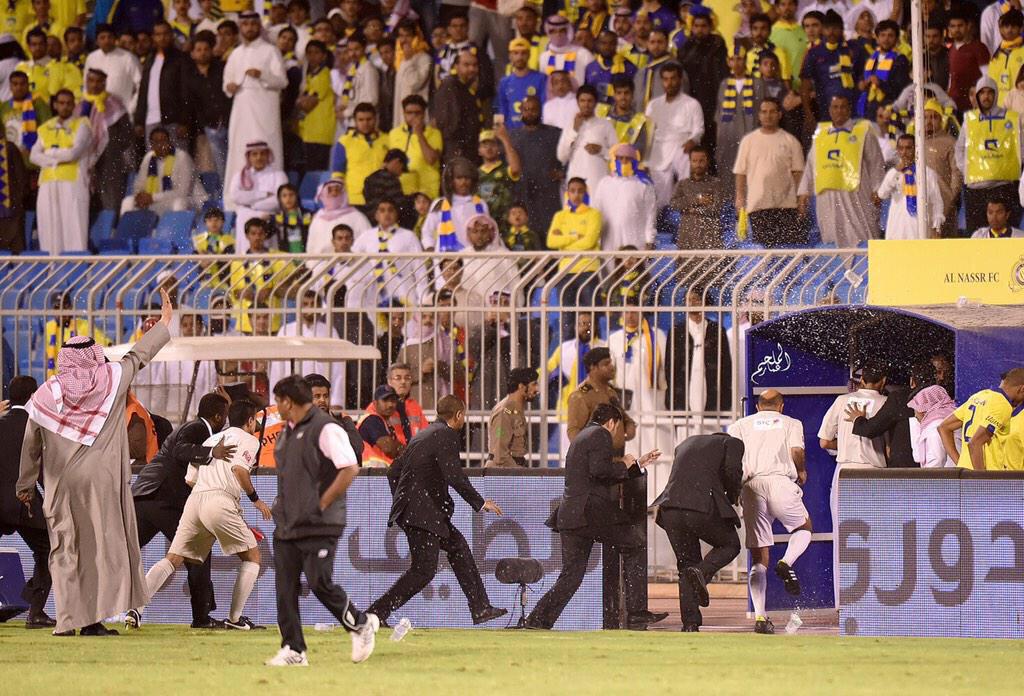 gr_ksa's tweet photo. وش المسخره جمهور النصر يعتدي على الحكم ورئيسه يهدد عيني عينك ؟  #فيصل_بن_تركي_يهدد_إتحاد_عيد http://t.co/l339nAOJgX