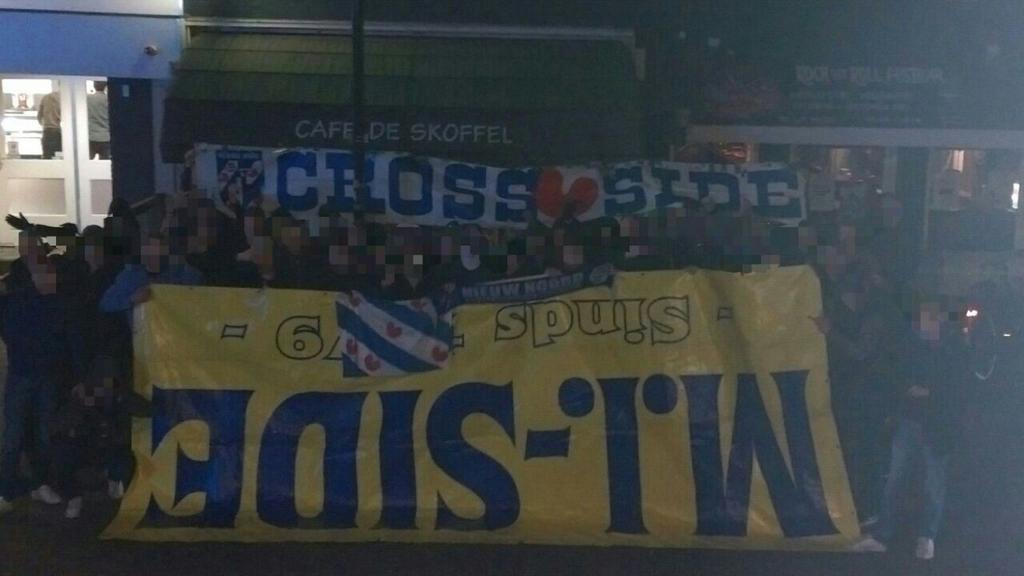 SCH_FANS's tweet photo. Supporters SCH, met doekje van MI-Side!! #dkvSCH http://t.co/CEDE8tXBuI