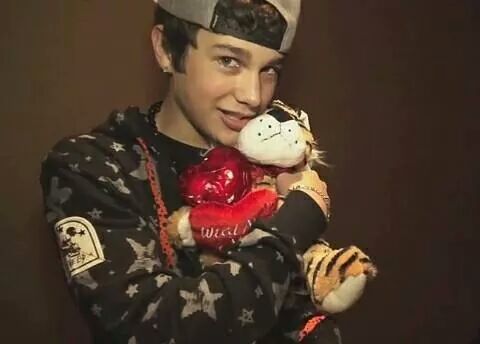 ladylaboy's tweet photo. @AustinMahone #HappyValentinesDay http://t.co/OfYcGakOSO