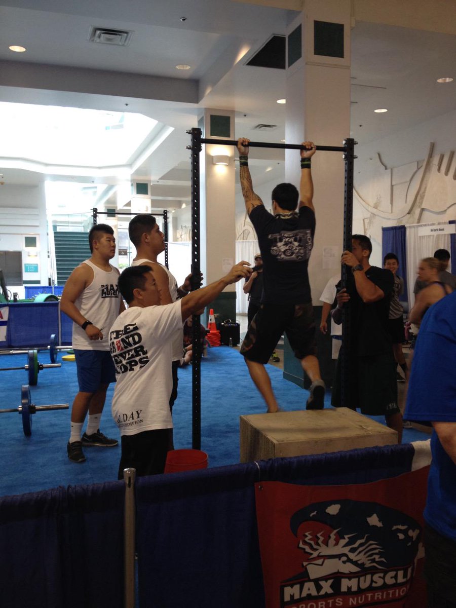 MichaelEletise's tweet photo. Good Day. Volunteering all weekend at the Great Aloha Run Physical Challenge. #Warriors #IkeiWarrior #808Power http://t.co/hxJZmEOnkZ
