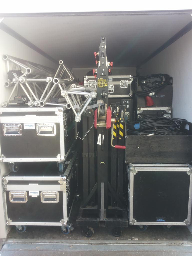 Nog een uurtje en dan moet alles weer net zo in de aanhanger als het vanmorgen ook paste…