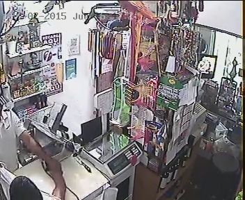 alejandrapujada's tweet photo. @a2noticias les mando el video y las fotos del robo en mi negocio de lujan que lo mande a la produccion http://t.co/mTBTfohrO7