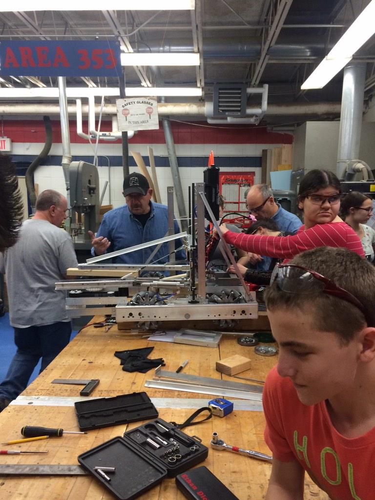 POBots_353's tweet photo. Almost together. Kinda behind schedule. Whatever. #FRC #POBots http://t.co/vNq8vXd5Hy