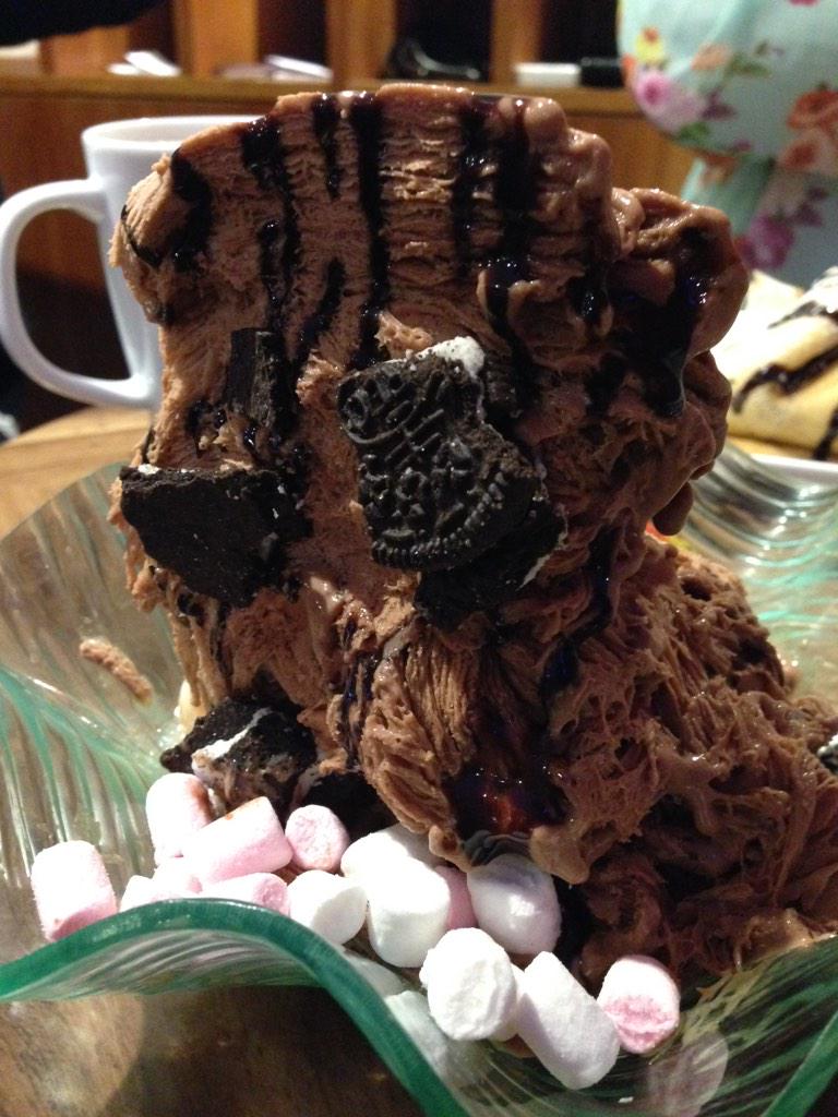 Hubdee's tweet image. Desert chocolate and Oreo snow ice #wasabidesertroom