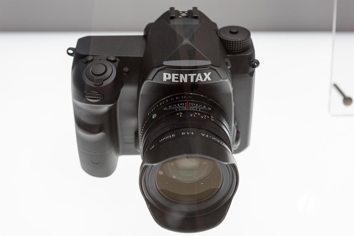 CP+ So soll die erste Vollformat-DSLR von Pentax aussehen. Noch ist nur das Objektiv echt, der Rest Designstudie.