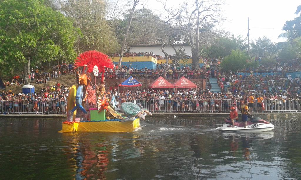 ElenaValdez1's tweet photo. Princesa Dayana de la comparsa Los Nuevos Cascabeleros de Penonome. Desfile de balsas.#carnavalacuatico http://t.co/BnSrFkrVSp
