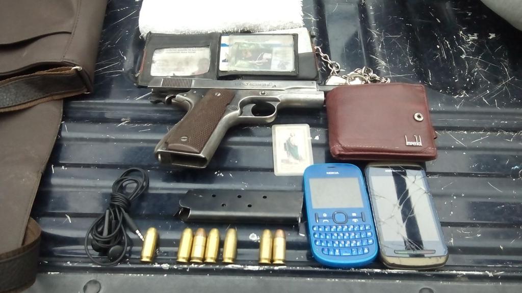 FAguilera_'s tweet photo. Detienen policías municipales a presunto responsable del robo a personal de un taller; le aseguran un arma. http://t.co/eXzXpaZRRt