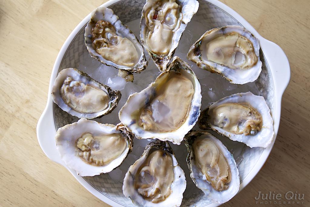 InAHalfShell's tweet image. PUMPED to see more folks enjoy #oysters at home this year! Want to learn how? Read my post: ow.ly/J4cew