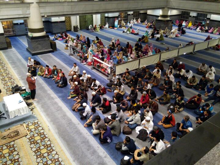 PejuangSubuhDPK's tweet photo. Alhamdulillah, habis subuh lanjut kajian ustadz hari mukti @PejuangSubuh #CintaSubuh #5WT1 http://t.co/nwDvOGHRap