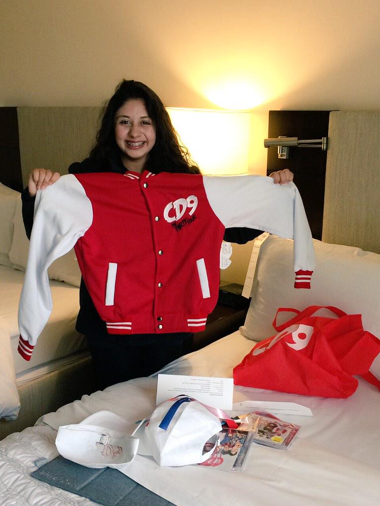 sonymusicmexico's tweet photo. Ella es @Fernanda_tfios y esta súper feliz con sus regalos! #CODERFRIENDSDAY http://t.co/r1ryqK3nyd