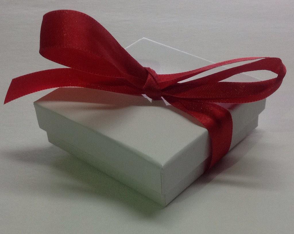 shippranks's tweet photo. This beautiful gift box explodes into this! lol http://t.co/504RJyGttz