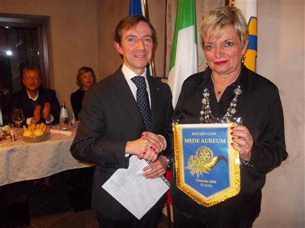 RotaryItalia's tweet photo. #Rotary #MedeAureum in primo piano su #RotaryShowcase
Pacchi alimentari a #Lomello #Italia
https://t.co/a4lXty8gQ2 http://t.co/i8rKnIOVt4