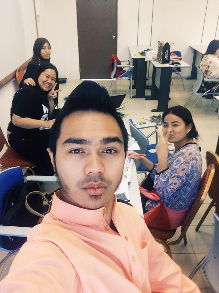 nazwinn's tweet photo. With producer,script-writer and our manager. Me acts as Sultan Nazrin for the whole day. Well 😎 ahahahah trip http://t.co/ku6r9izt0M