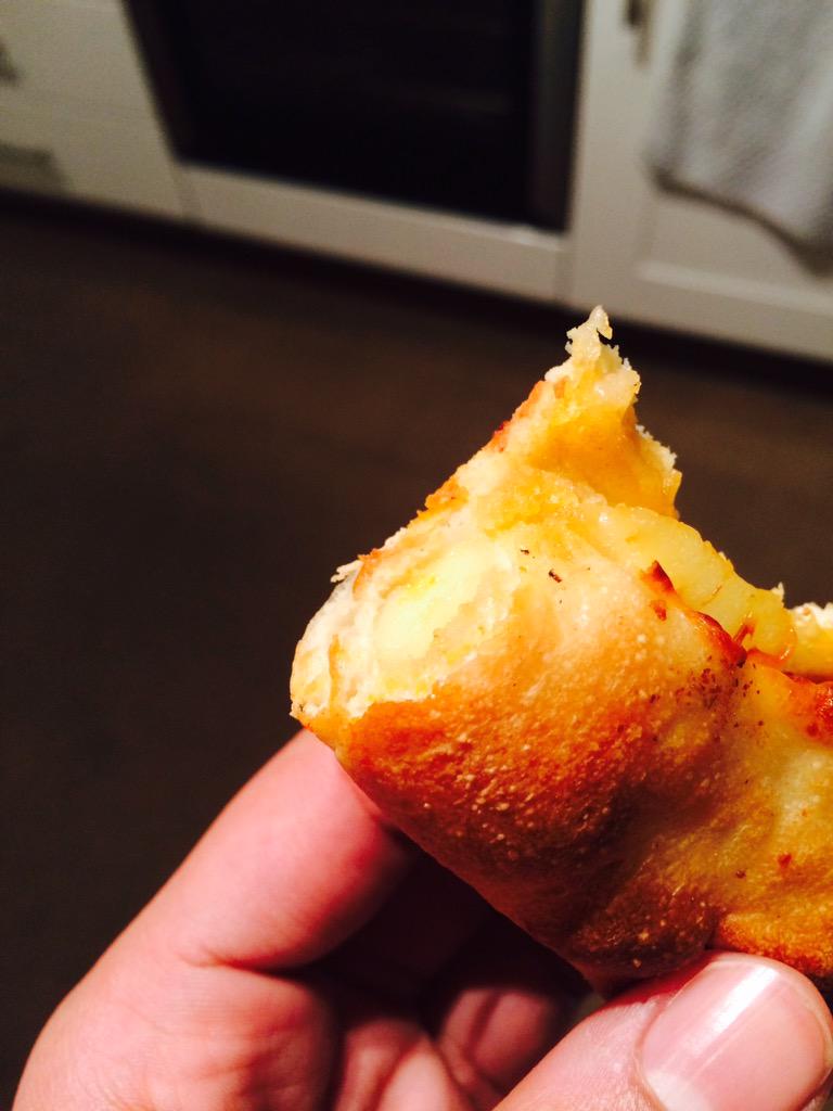 Siraj_1997's tweet photo. Cheese-stuffed crust pizza...well, what can I say, I'm in love 😔🌹 #HappyValentinesDay #BeMine #LetMeEatYouOut #Like🍕 http://t.co/ufSwtmF1PN