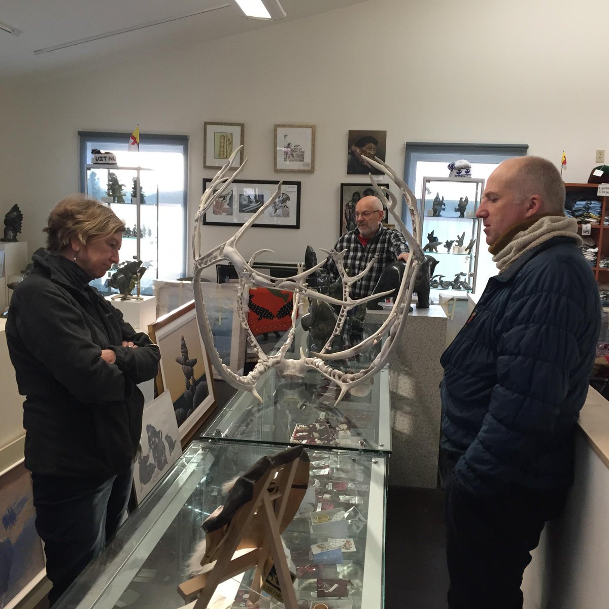 whuffman1971's tweet image. Pat Feheley, Thomas Webster, @hunterandrew & @InuitArtFdn with a Jacoposie Oopakak carving @ Iqaluit Fine Arts Studio