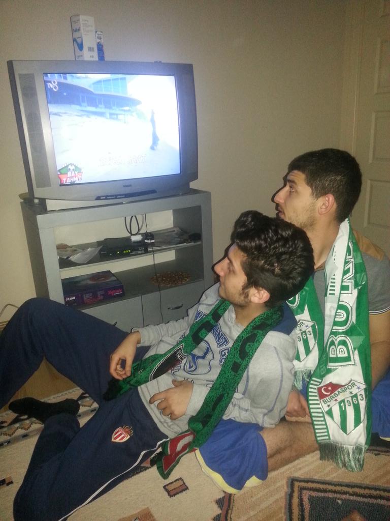 Jamiryu06's tweet photo. Bizim çocuklar hanimefendileri görünce poz vermeyi unuttular tabi. @baytahmintv8 #baytahminrüzgarı http://t.co/2eakc0hGUh