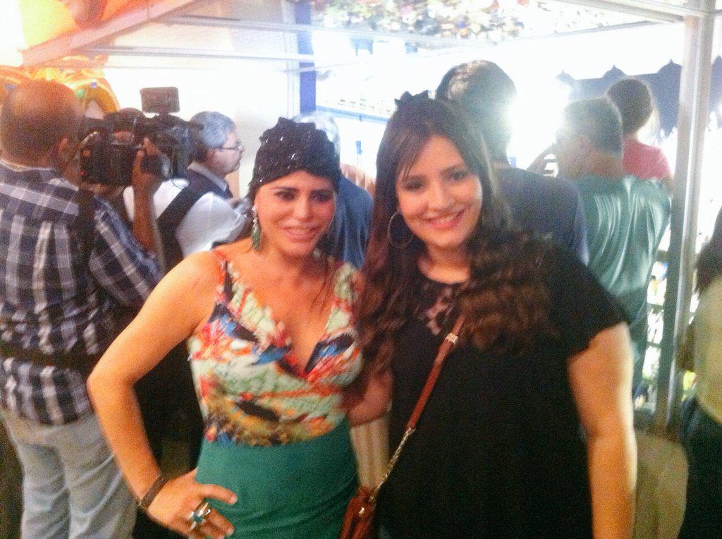 wagnermaciel10's tweet photo. Dona #nejmijomaa já está acompanhando o desfile das escolas de samba no sambódromo. http://t.co/SjNoE0QUHr