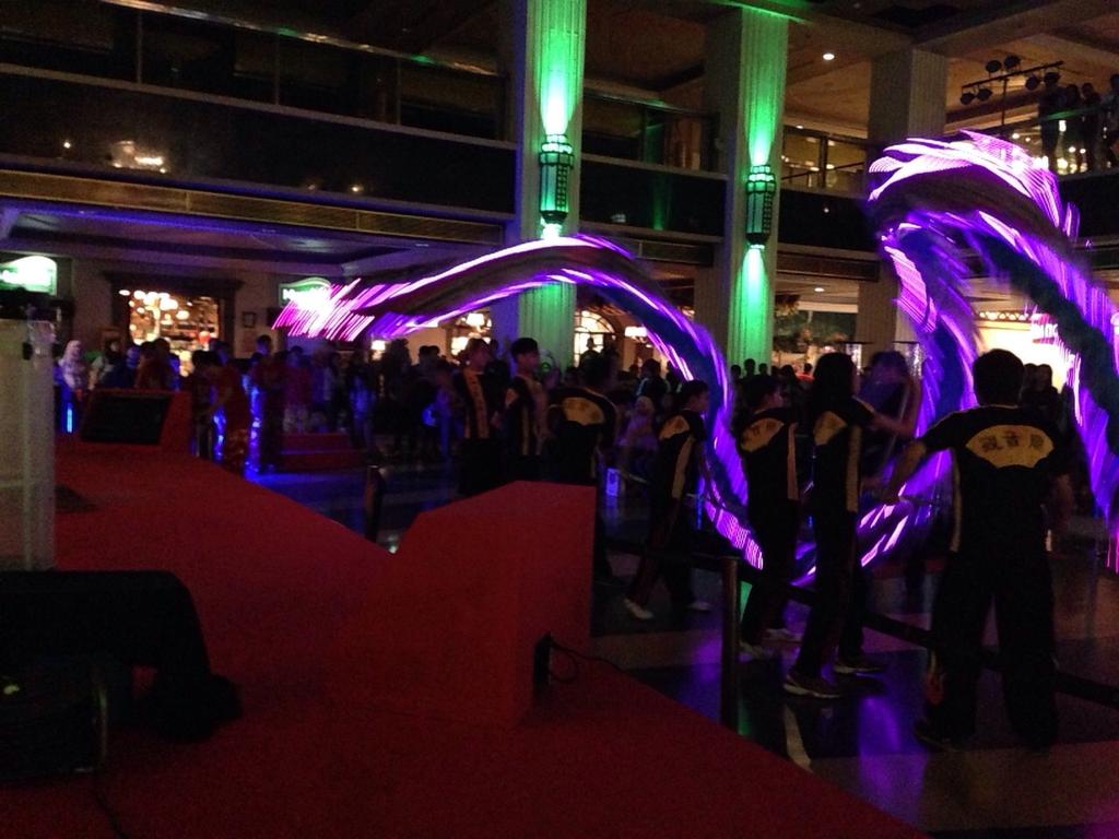 triplenine_'s tweet photo. Liong performance that diffrent than ussual?! Yuk kita liat penampilan Liong LED at fountain atrium @GrandIndo 😍 http://t.co/ATUAfYYcAN
