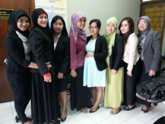iezzma's tweet photo. Kemarin saat cemas menjelang sidang skripsi harus tetep diabadikan love you guyz .. http://t.co/mfAavMjSA9