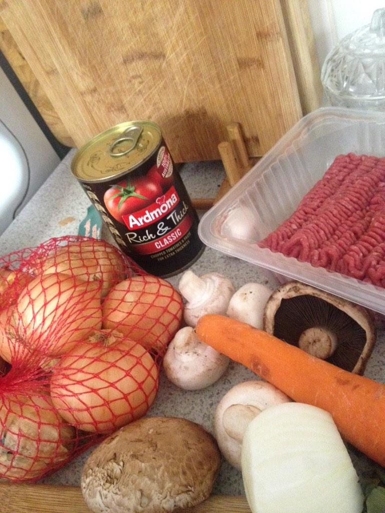 jenjustjenthen's tweet photo. Meal prepping for the week #bolognase #keepingitalive #SPCSunday  @MD_SPC http://t.co/FqvQ0IAcdD