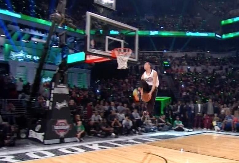 BleacherReport's tweet image. VIDEO: Zach LaVine channels ‘Space Jam’ for a jaw-dropping dunk in the #SlamDunkContest ble.ac/17aVVjN