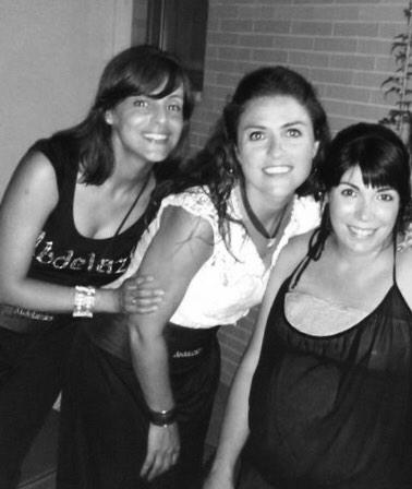 Carolacg's tweet photo. ¡¡Feliz cumpleaños princesas!!! @rox_rosana #Amigas http://t.co/BRFtc7Ioq2