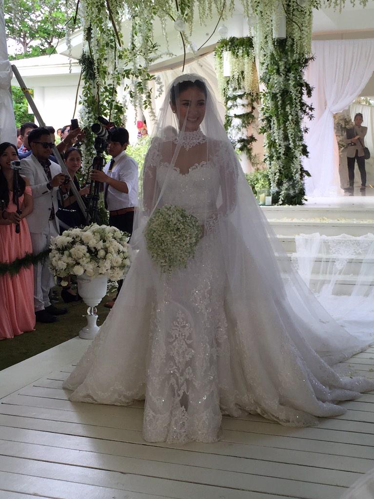 iamkarendavila's tweet photo. The look of joy - Heart walking down the aisle #ChizHeart21515 http://t.co/YZC7CWvTek