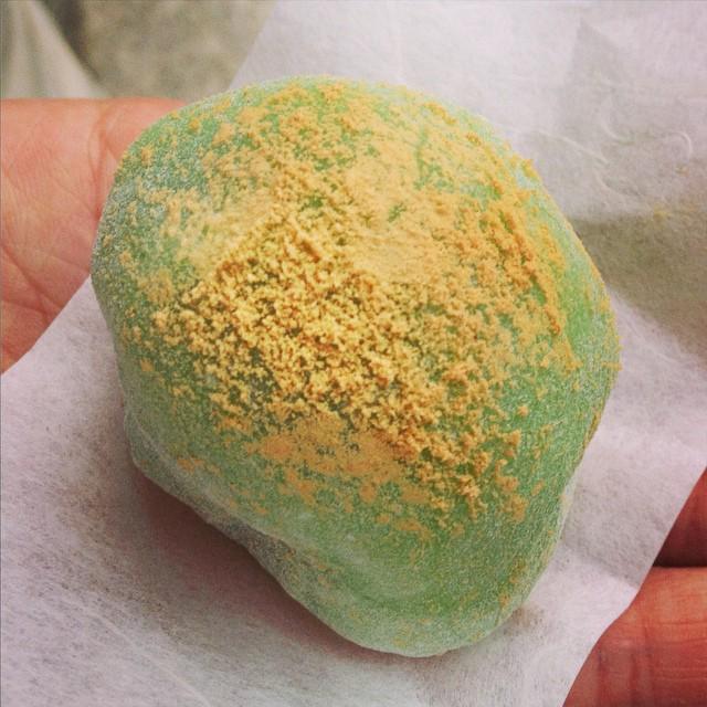 LosMochisNews's tweet image. #REDBEANPASTE #MUNGBEAN #MOCHI dusted with #SESAME | #KYOTO, #JAPAN by bijoubites