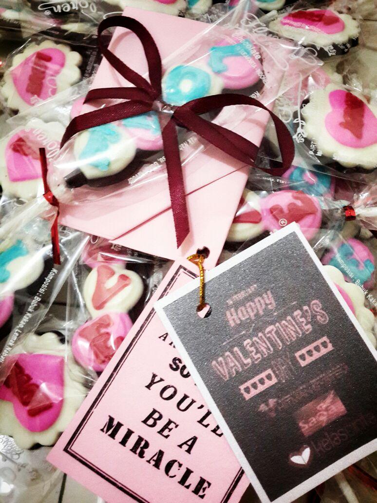 hitmansystem's tweet photo. #valdayHS2015 RT @GavrielMiracle: Nih yang bakalan bagiin coklat di solo dan sekitarnya :D cc @sagacommunity http://t.co/pQCm7a721V