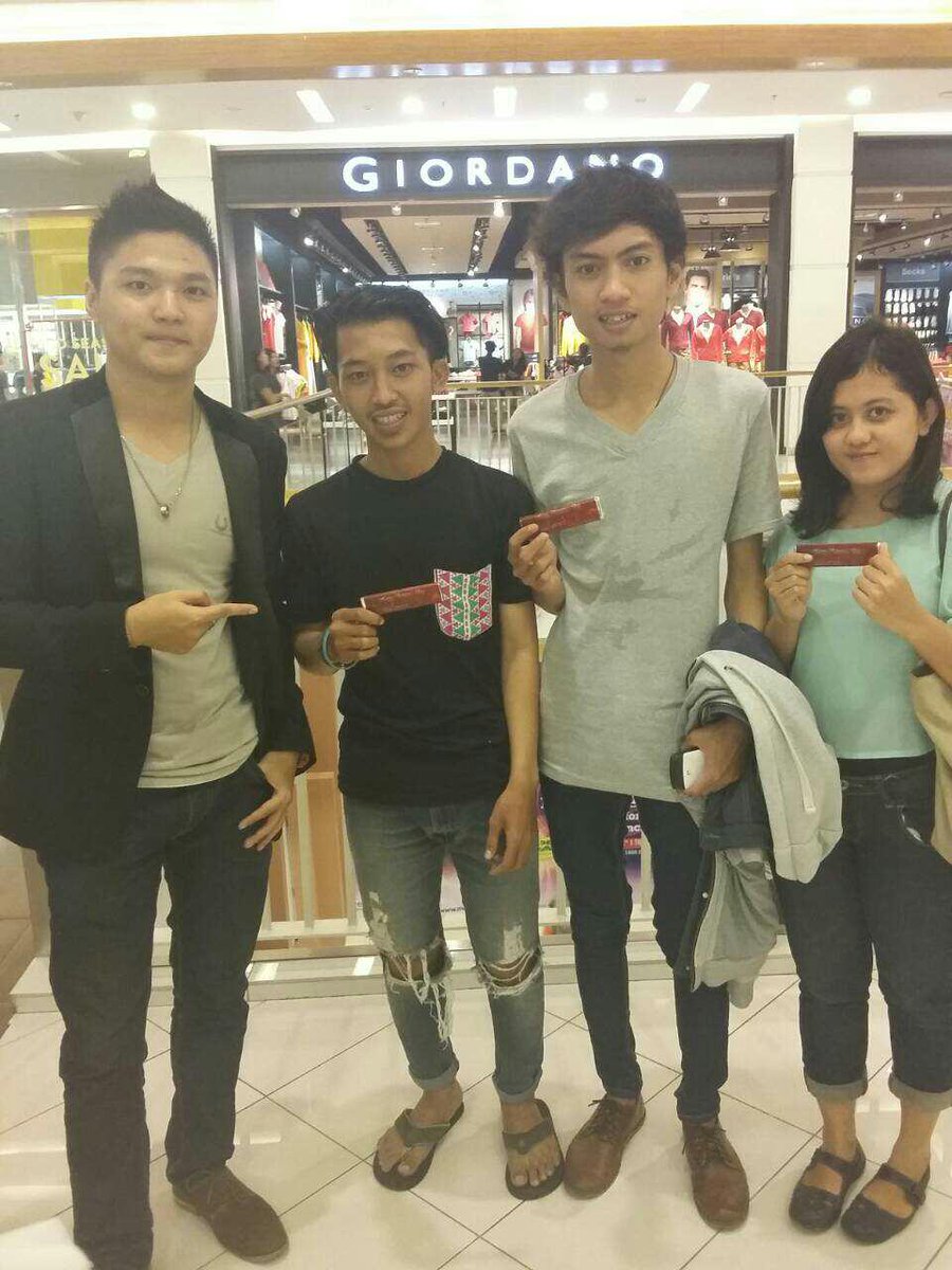 hitmansystem's tweet photo. #valdayHS2015 RT @BesideGlof: Dan buaaanyak lg yg dapet surprise dari kita.. @hitmansystem #ValDayHS2015 http://t.co/3u3UABjbGZ