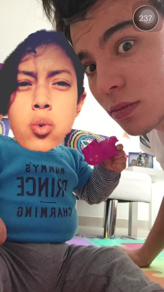 XxMons's tweet photo. @villalobossebas Tengo una foto contigo !! ❤️✖️✌️xD http://t.co/vIjFGSMEv9