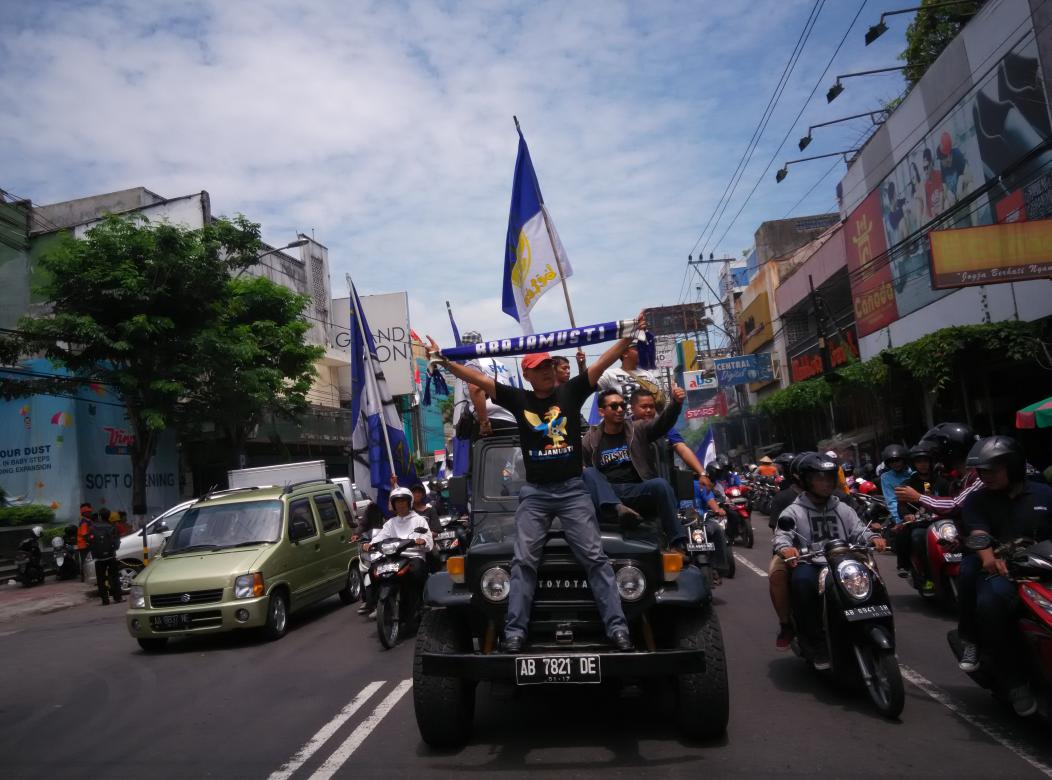 Brajamusti_YK's tweet photo. Well RT @mataram_horde: Nampak gagah pak @EkoSatriyoP diatas mobil jeep #B12ajamustiNjogjani http://t.co/BqQpb8duzx