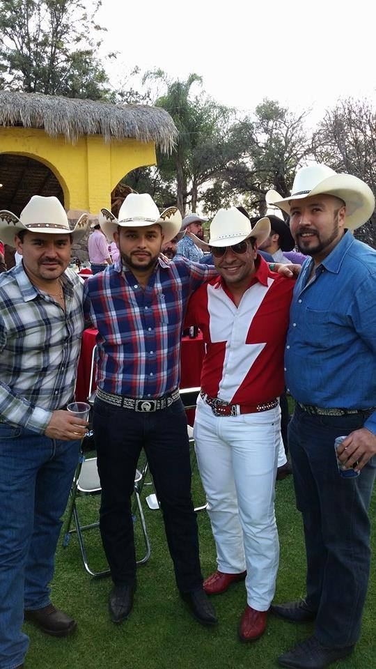 SoyVaqueroyGay's tweet photo. La jota-vaquera esta de las vaqueras Monterrey se cree la Flash vaquerobvia #vaquerobvias http://t.co/CG61KlaJEC