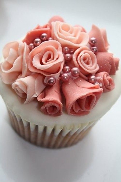 SweetGinger_EAH's tweet photo. Happy true hearts day everyone! *Serves cupcakes to everyone* everyone enjoy some cupcakes *smiles* http://t.co/1JQkoxoNsW