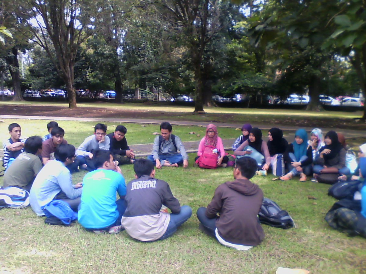 RumahAsik's tweet photo. Gathering Rumah Asik di lapangan sipil ITB :D http://t.co/uKUTeXSzok