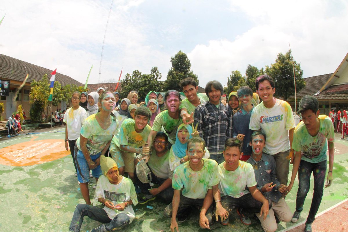 BJ_ColorRun's tweet photo. Lumayan "@VikanandaFauzi: hay kami alumni 014 datang #HUTBharataJaya #ColorRun @BJ_ColorRun @SMAN1NGEMPLAK http://t.co/YhBVay8LPN"
