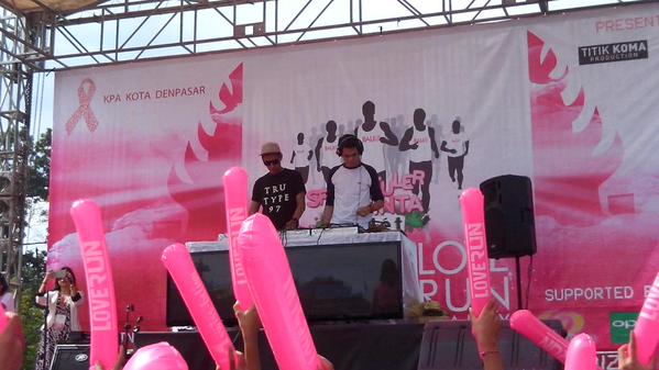 KJLV_indonesia's tweet photo. Amaziing !"@RavalovaOFC: Pink Party #BaliLoveRun with DJ Kece @ramarival @kvinjulio #KJRR . . seruunya cc @KJLVTREND http://t.co/Lk4zk76oUj"