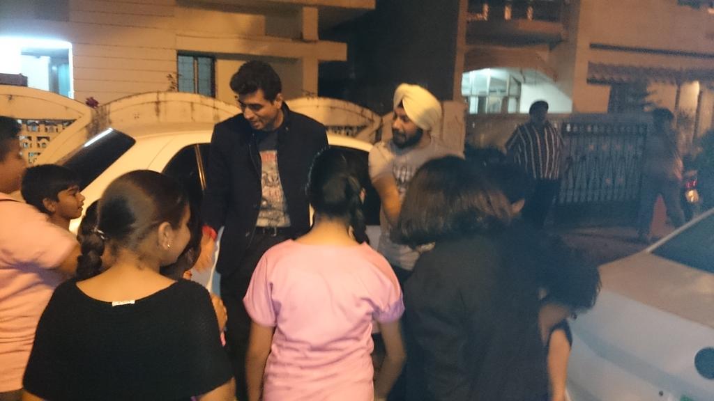 iampritampyaare's tweet photo. Amazing to c  kids love me so much http://t.co/dKTRUMUZj1
