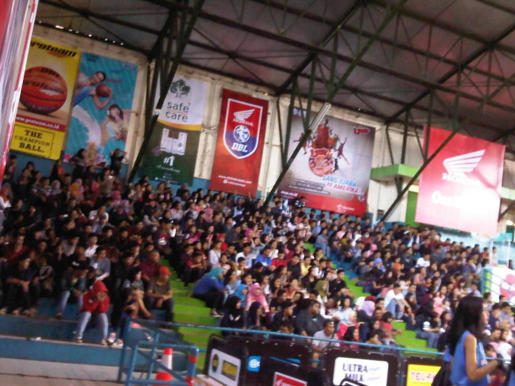 Pecah !! Supporter dr <a href="/sman1_baleendah/">SMAN 1 Baleendah</a> ketjeeeee #HondaDBL2015 <a href="/dblindonesia/">DBL Indonesia</a>