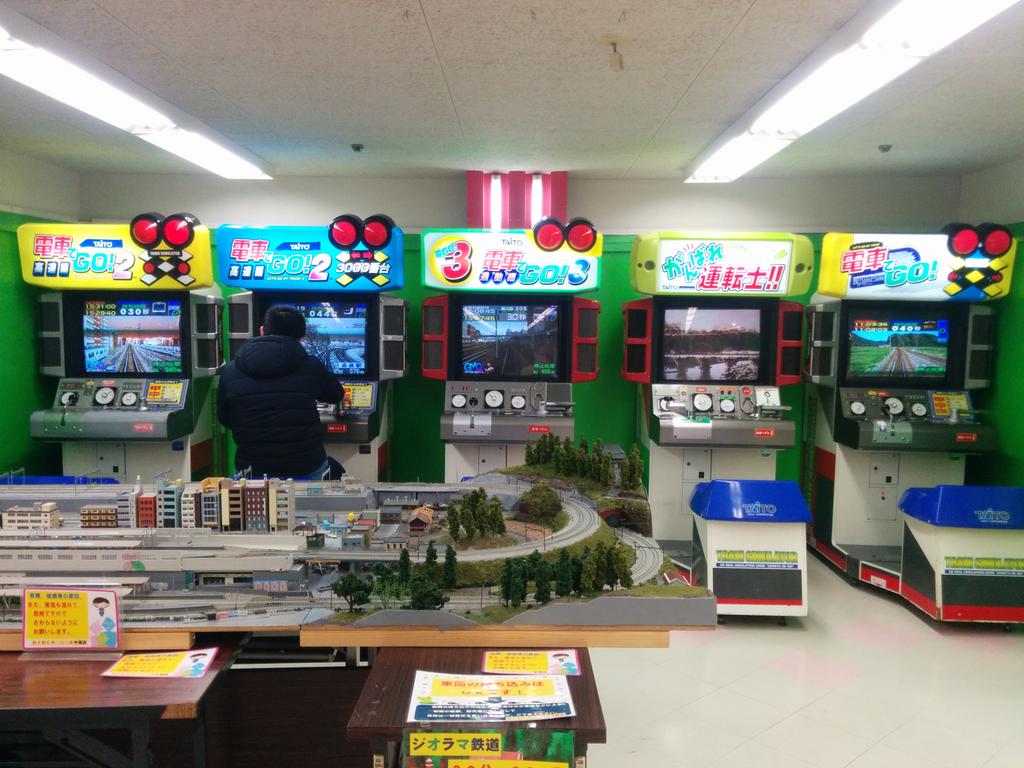 乗り鉄旅のひとりごと Di Twitter 大阪市営地下鉄長堀鶴見緑地線の今福鶴見駅近くにあるスーパーマーケットイズミヤの地下には なんと電車でgo のアーケードが5台もそろっています Http T Co 3umzdd60ks