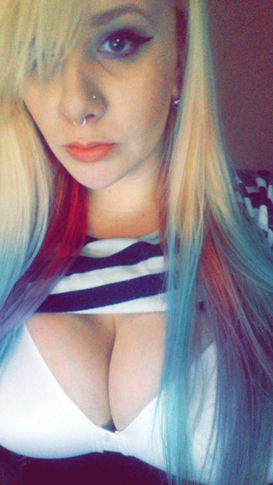 On cam!! http://t.co/Cp8UlE5pm0 http://t.co/gFZ2nJZdXt