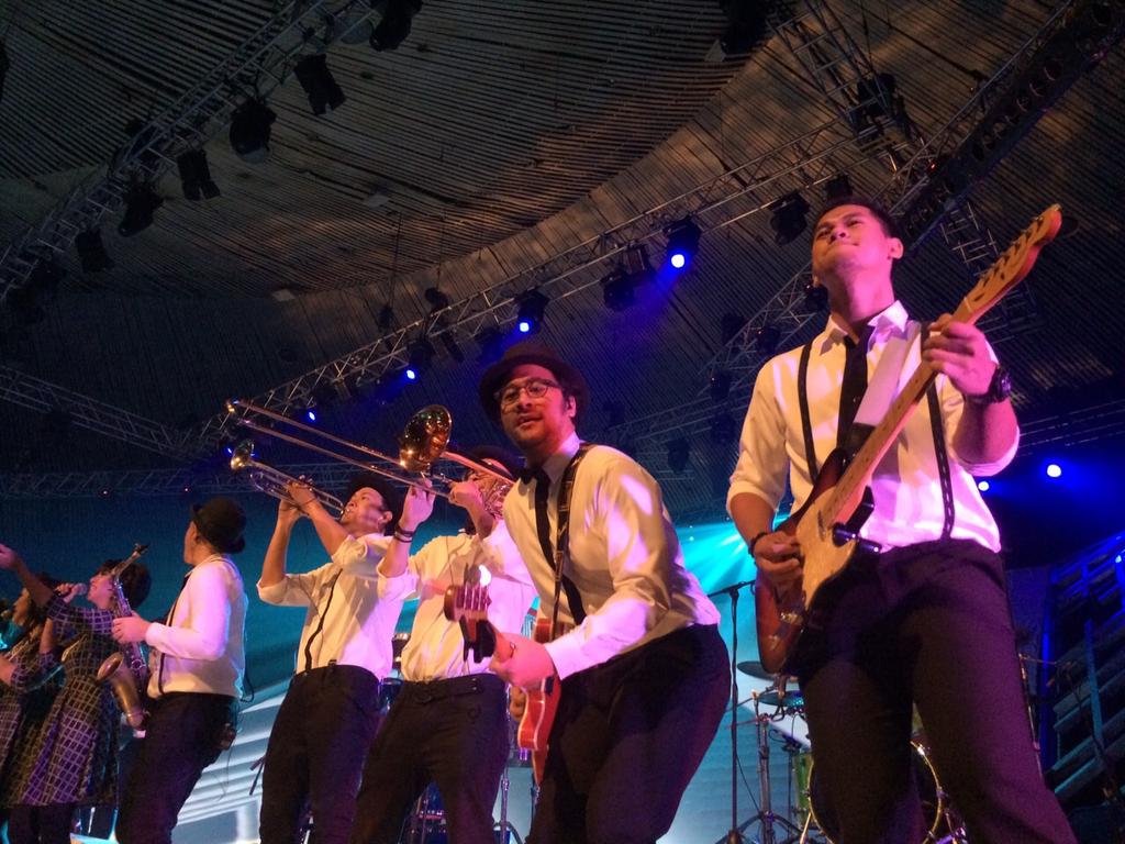 weareDREW's tweet photo. . #BeritaDREW RT @Rishanda: #KonserDariHati #KonserDariHatiAfgan semalam sm The Gandarianz!! http://t.co/MEkO5xHOSA